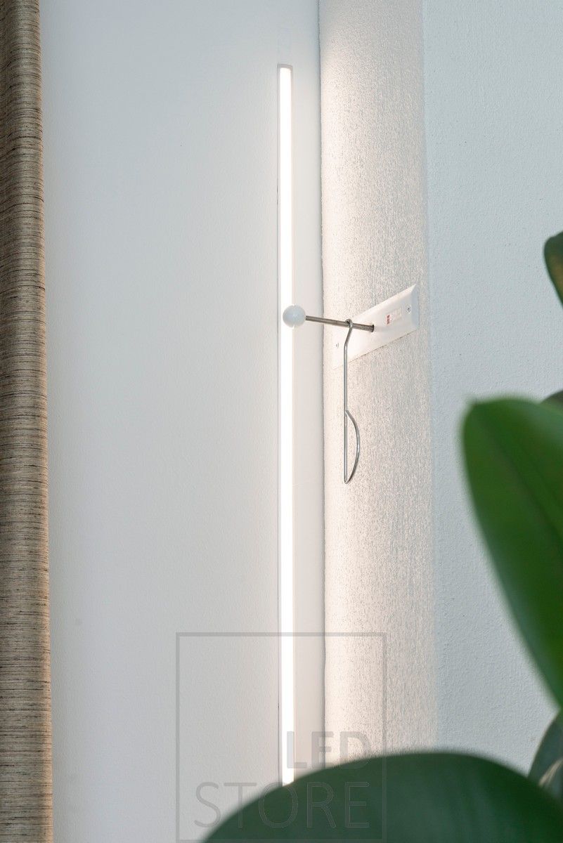 Kapeassa uppoprofiilissa seinässä kasvivalo. Ledstore.fi